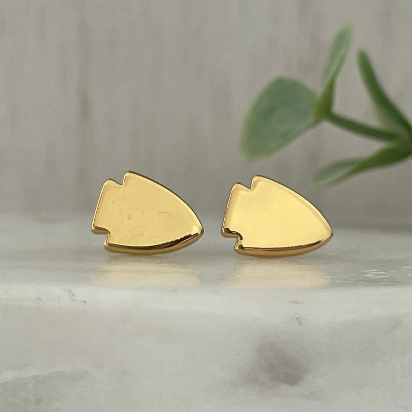 18K gold plated arrowhead stud earrings Show your love for your hometown with this KC Necklace. A simple and elegant design, this necklace is perfect for everyday wear. The rose gold finish is beautiful and timeless. Whether you're dressing up for a night out or just running errands, this necklace is a great way to show your KC pride