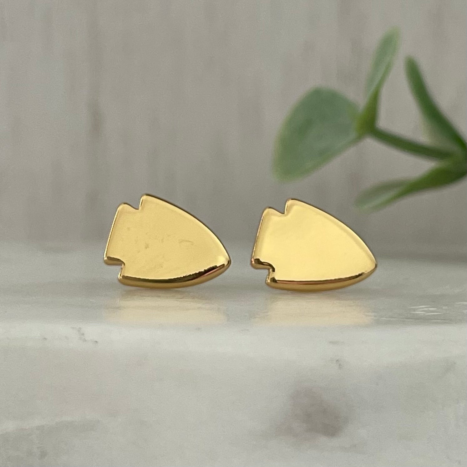 18K gold plated arrowhead stud earrings Show your love for your hometown with this KC Necklace. A simple and elegant design, this necklace is perfect for everyday wear. The rose gold finish is beautiful and timeless. Whether you're dressing up for a night out or just running errands, this necklace is a great way to show your KC pride
